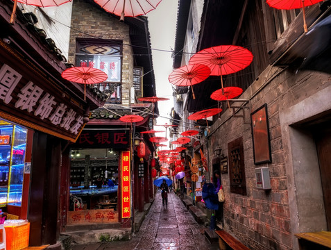 湖南凤凰古城 小巷和红纸伞