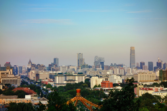 景山远眺北京市中心楼群