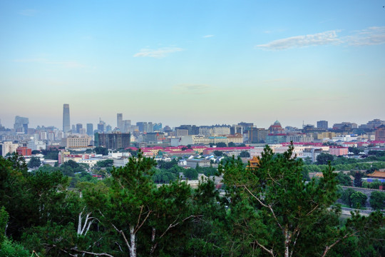 景山远眺北京市中心楼群