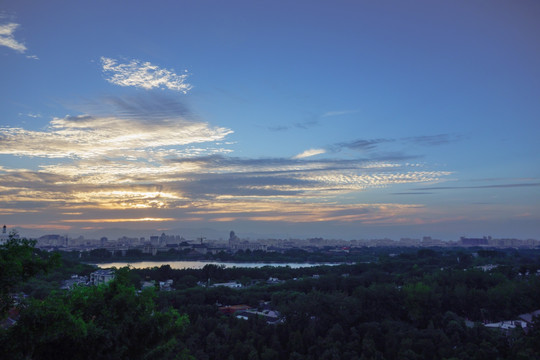 景山远眺北海楼群晚霞