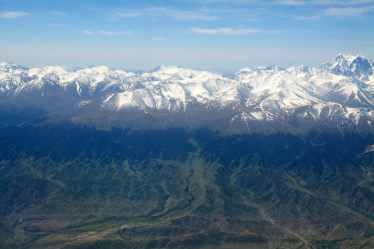 航拍雪山陆地