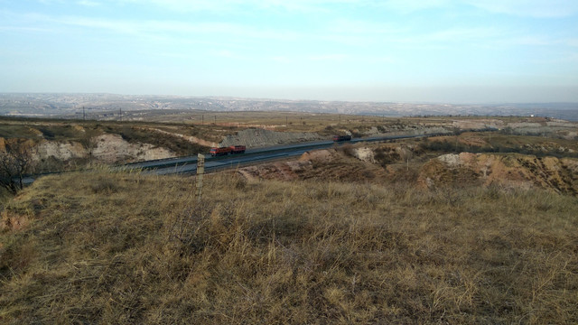 荒山上的公路