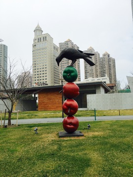 上海静安雕塑公园乌鸦与苹果雕塑