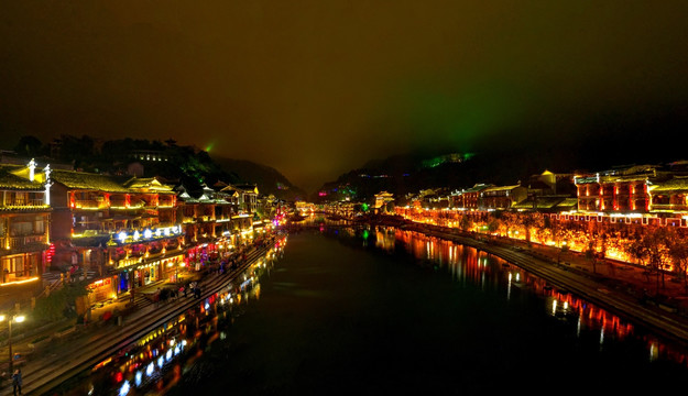 湖南凤凰古城夜景 沱江全景