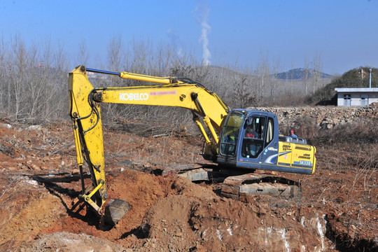 挖地基 开工仪式 挖掘机