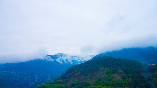 山峰 云雾