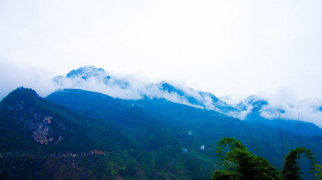 雪山 云雾