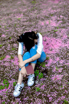 坐在花瓣中的女孩