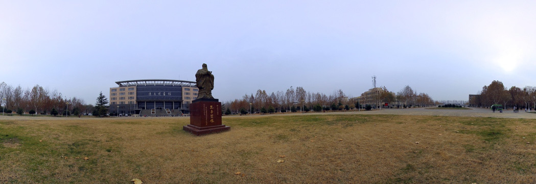 聊城大学逸夫图书馆孔子雕塑全景