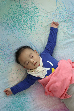 熟睡的亚洲男婴儿