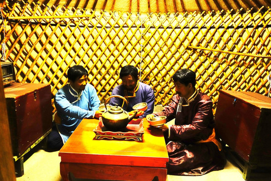 锡林郭勒牧民蒙古包喝奶茶蜡像