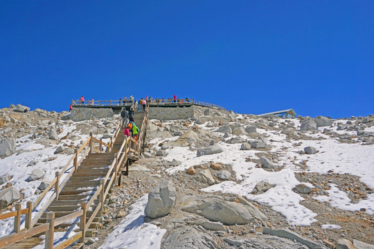 达古冰川 峰顶的山顶索道站