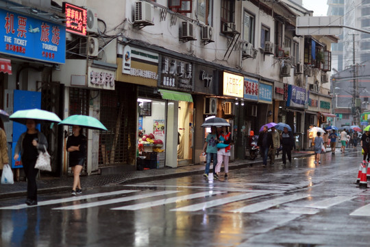 浦西雨天街道风光