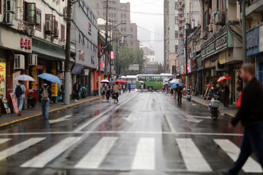 浦西雨天街道风光