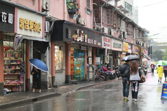 浦西雨天街道风光