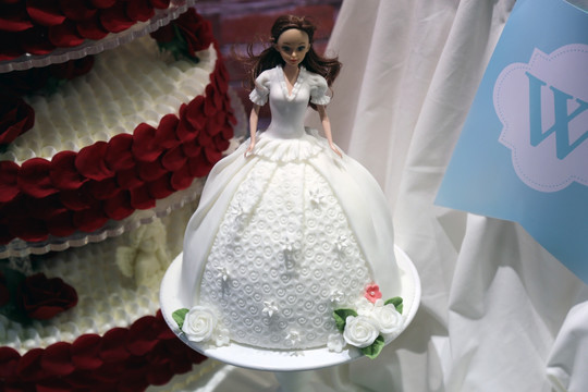 白色婚纱蛋糕