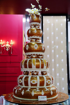 金色塔形艺术雕花蛋糕