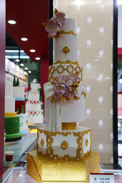 金边装饰婚礼蛋糕