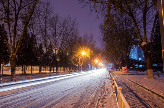 东北大学 汉卿会堂前 雪夜