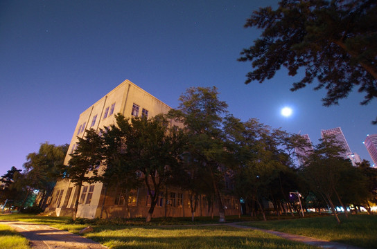 东北大学 冶金馆 夜景