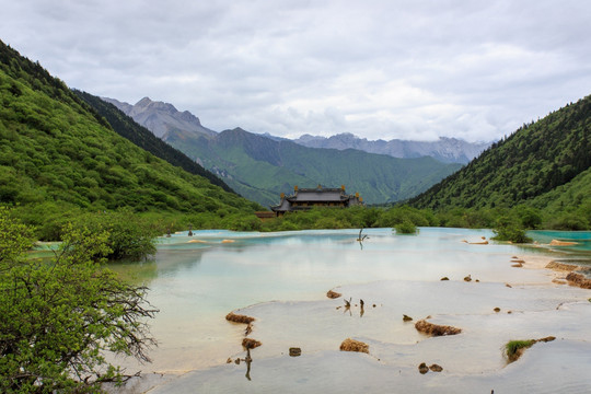 四川黄龙五彩池黄龙寺