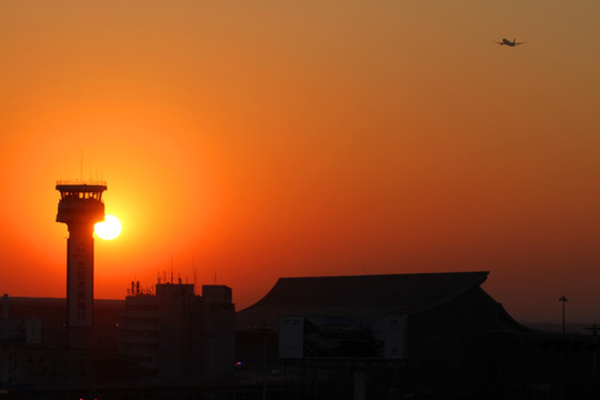 夕阳下的机场