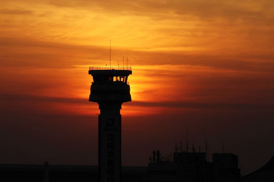 夕阳晚霞中的空管塔台