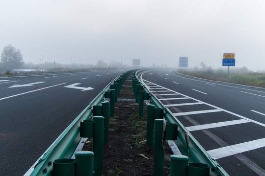 高速公路隔离带