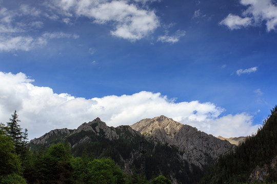 九寨沟高山森林蓝天白云