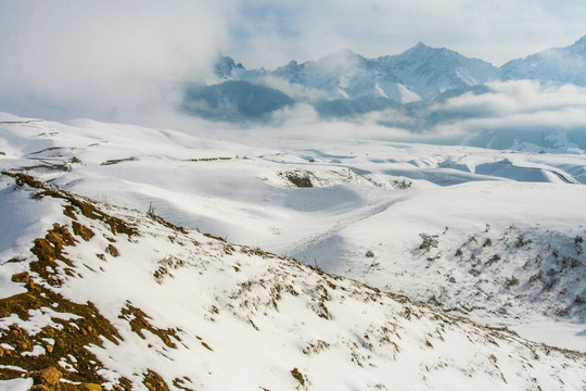 天山山脉积雪