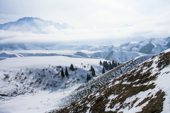 天山山脉积雪