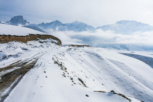 天山山脉积雪