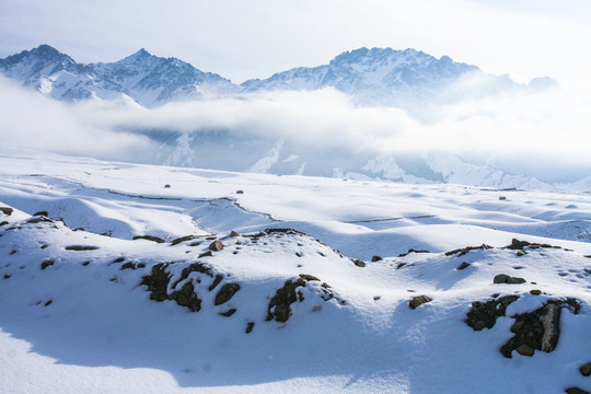 天山山脉积雪