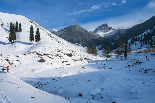 天山山脉积雪