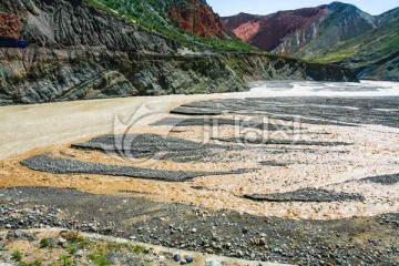 巴音沟大峡谷