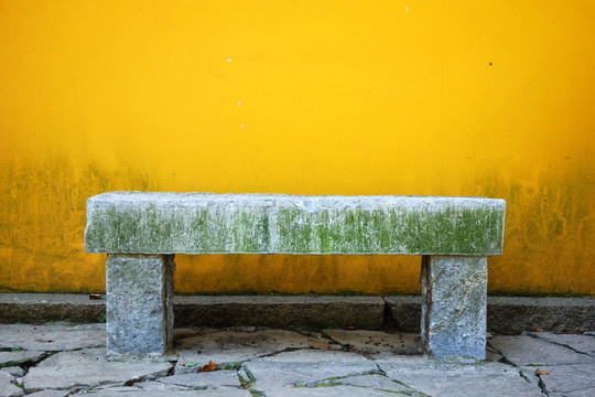 黄墙和石凳