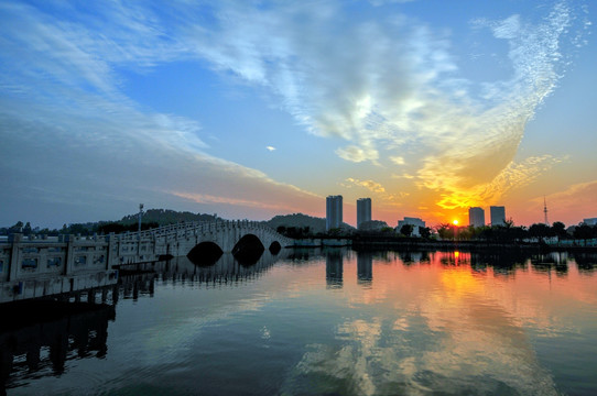 彩霞满天 城市落日 水边落日