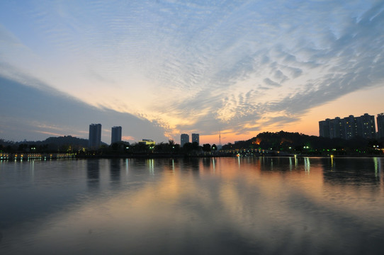 彩霞满天 城市落日 水边落日