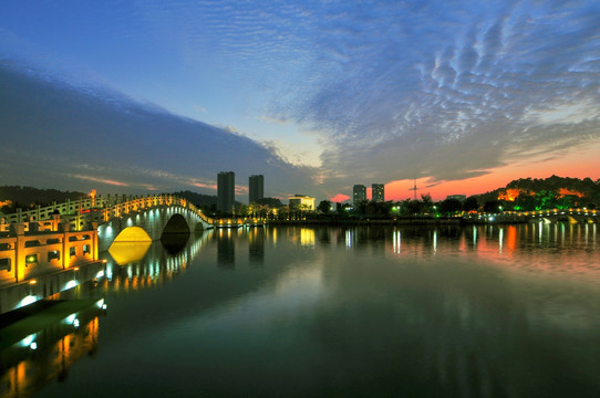 彩霞满天 城市落日 水边落日