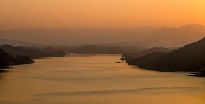 夕阳河流