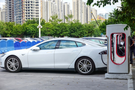 停车场正在充电的新能源汽车