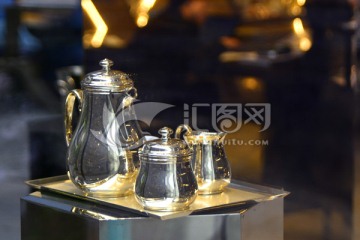 珠宝店橱窗 银壶 银质茶具