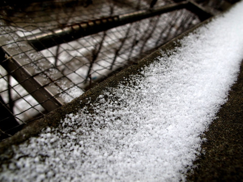 阳台上的积雪