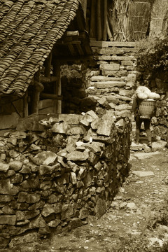 石墙瓦房