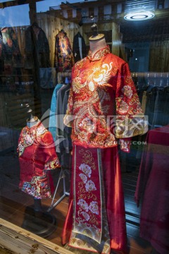 橱窗里的中式新娘装