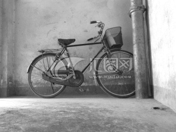 停在楼道的老自行车