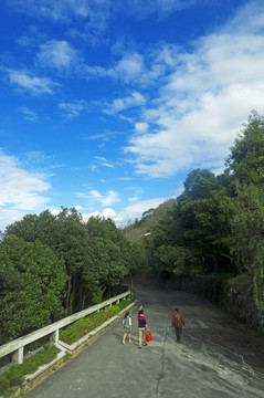 天空下下山路