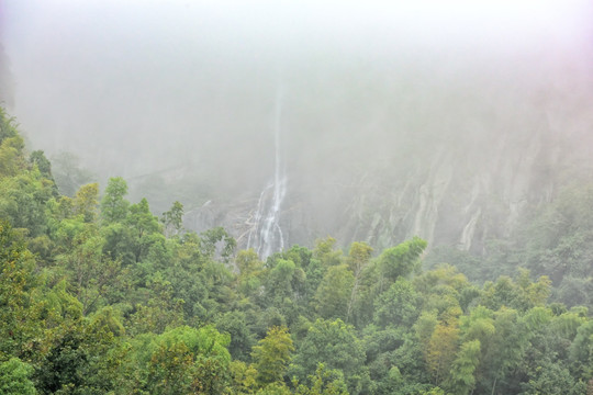 雾中庐山瀑布