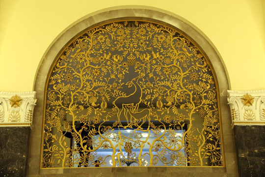上海展览中心金色雕花拱门