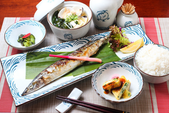 日式秋刀鱼套餐